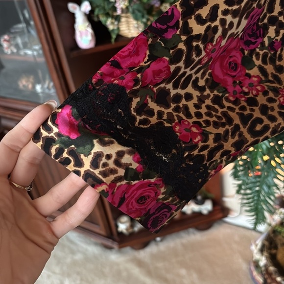 NWOT Delicates Satin Robe Animal Leopard Print Floral Hot Pink Roses Lace Detail - Picture 4 of 14